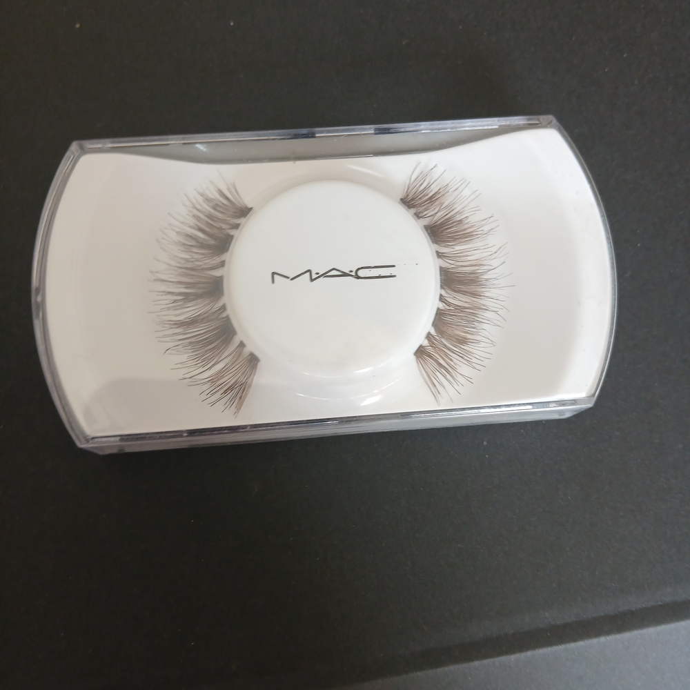MAC False Eyelashes - 48 Show-Off Lash -NWT